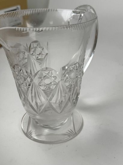 Set including :
- part of a glassware set...