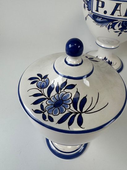 DESVRES.
Four covered medicine jars in blue...