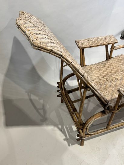 Wooden and woven wicker chaise longue with...