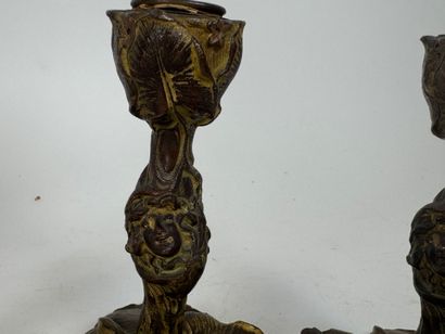 Lot including :
- a pair of patinated bronze...