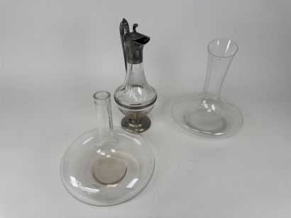 Two glass decanters.
H. 23 and 26 cm.
A glass...