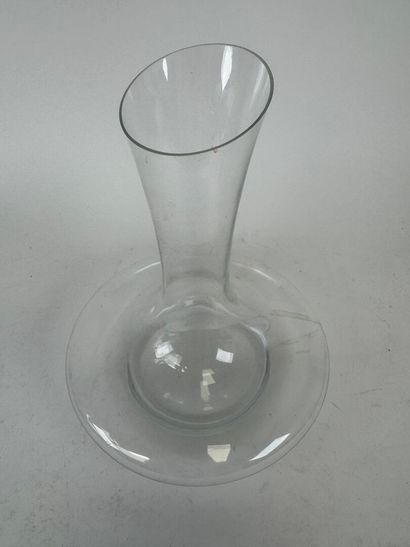 Two glass decanters.
H. 23 and 26 cm.
A glass...