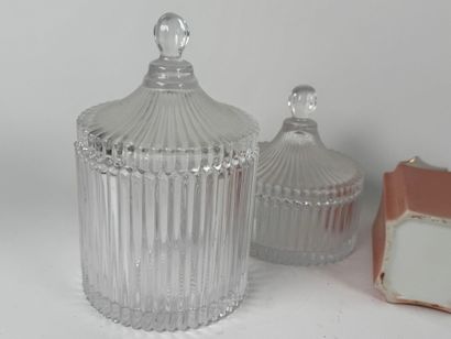 Set comprising: - three porcelain toilet...