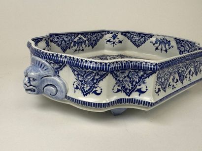 GIEN.
Earthenware lot on a blue and white...