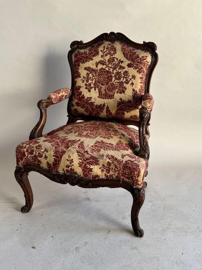 Queen's armchair in molded and carved walnut...