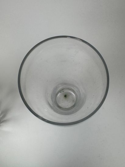 Crystal and molded glass lot including :
-...