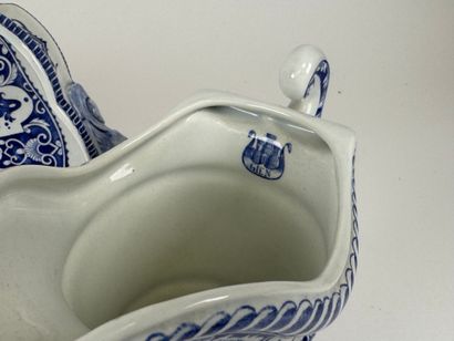 GIEN.
Earthenware lot on a blue and white...