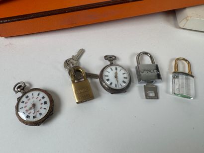 Lot including :
- two silver and metal collar...