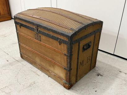 AU LOUVRE à PARIS.
Rectangular trunk with...