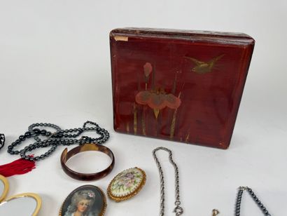 Lot of costume jewelry including necklaces,...