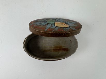 Two boxes comprising :
- a circular wooden...