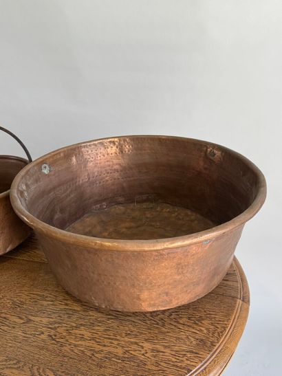 Set of two copper and metal cauldrons.
H....
