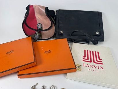 Lot including :
- two silver and metal collar...