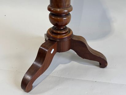 Tripod barber in walnut and mahogany opening...
