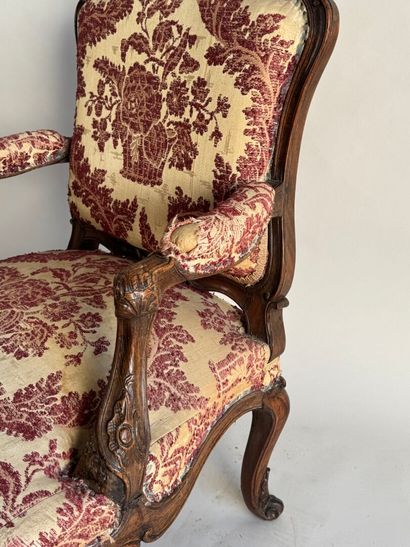 Queen's armchair in molded and carved walnut...