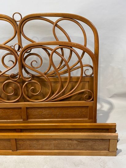 Bed in bentwood, the crosspieces and lower...