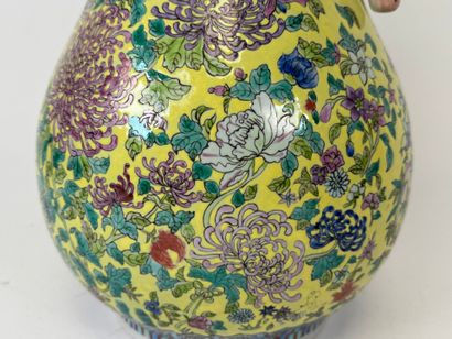 CHINA, 20th century
Polychrome porcelain...