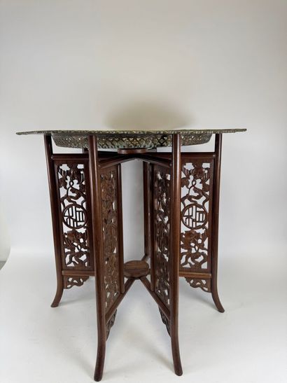 CHINA, 1st half 20th century. 
Folding pedestal...