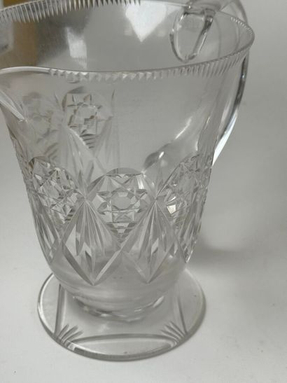 Set including :
- part of a glassware set...