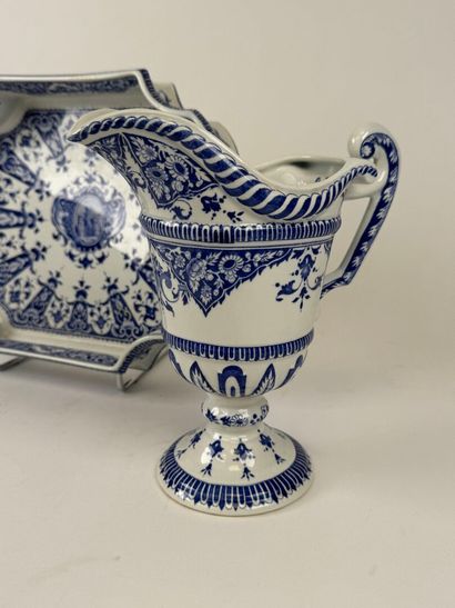 GIEN.
Earthenware lot on a blue and white...