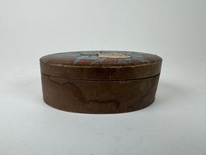 Two boxes comprising :
- a circular wooden...