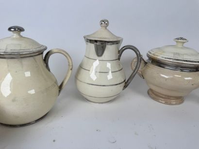 LANGEAIS.
Six cream and silver earthenware...