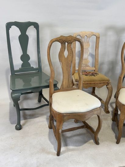 Suite of five chairs :
- two in lacquered...