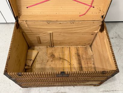 AU LOUVRE à PARIS.
Rectangular trunk with...