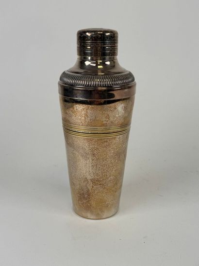 Shaker in silver-plated metal with fillet...