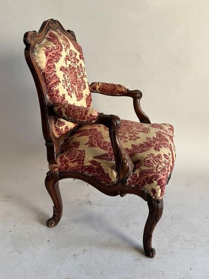 Queen's armchair in molded and carved walnut...