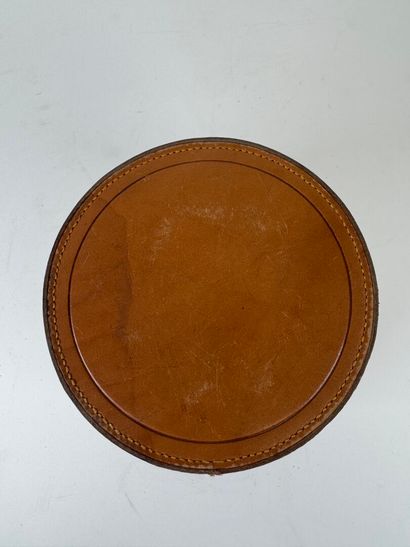 Lot including :
- a leather desk pad.
32...