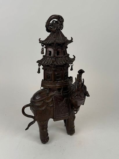 CHINA, 20th century.
Elephant.
Probable perfume...