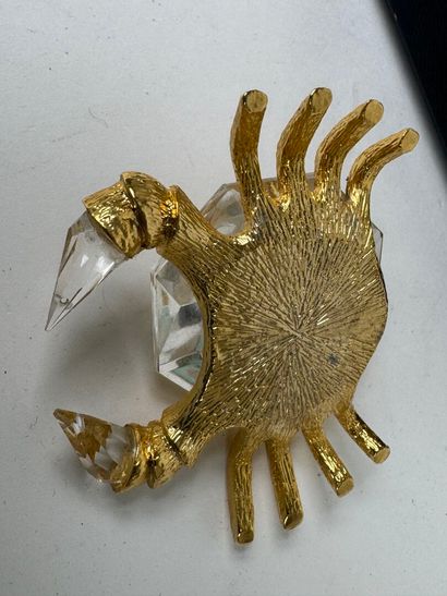 Crab in metal and cut glass.
7 x 5.5 cm.
Presented...