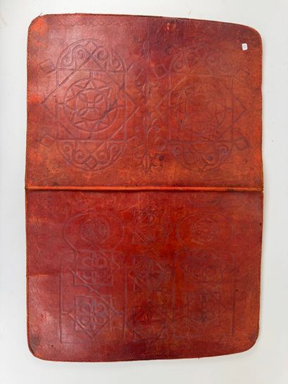 Lot including :
- a leather desk pad.
32...