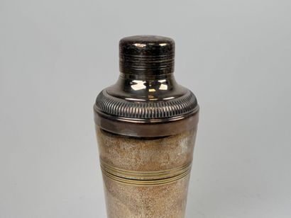 Shaker in silver-plated metal with fillet...