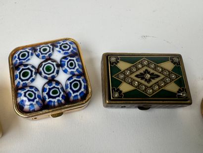 Four small pill boxes, two in Murano glass...