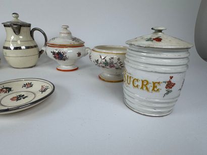 LANGEAIS.
Seven cream and silver earthenware...
