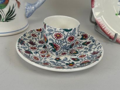 GIEN.
Polychrome earthenware lot including:
-...