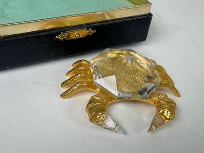 Crab in metal and cut glass.
7 x 5.5 cm.
Presented...
