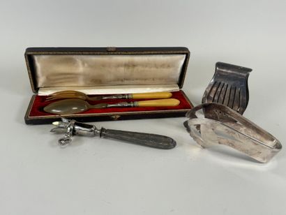 Lot including :
- an ivory, horn and metal...