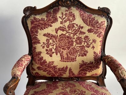 Queen's armchair in molded and carved walnut...