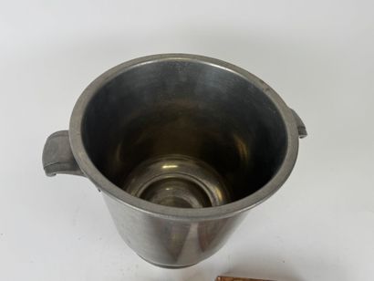 Lot including :
- a champagne bucket with...