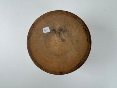 Two boxes comprising :
- a circular wooden...