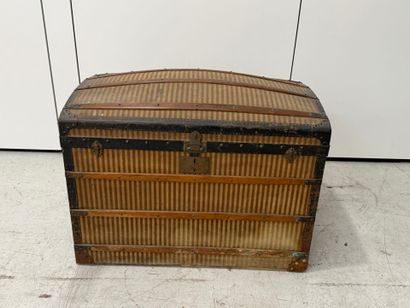 AU LOUVRE à PARIS.
Rectangular trunk with...