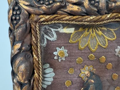 Small reliquary frame in gilded and carved...