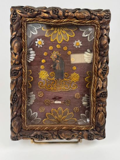 Small reliquary frame in gilded and carved...