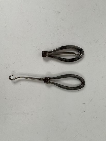 Two metal boot pulls.
L. 14 cm (unfolded...