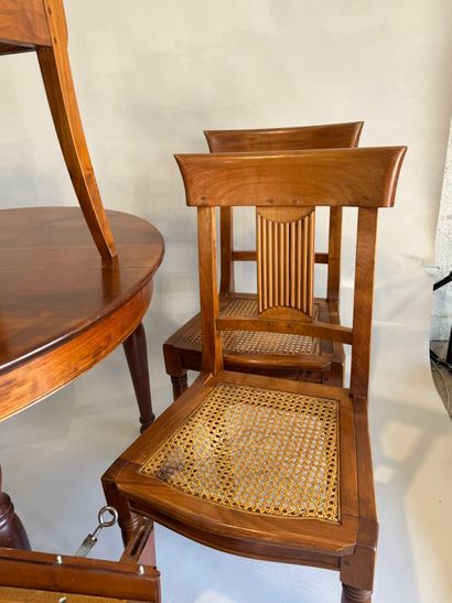 Dining room set in cherry wood comprising...