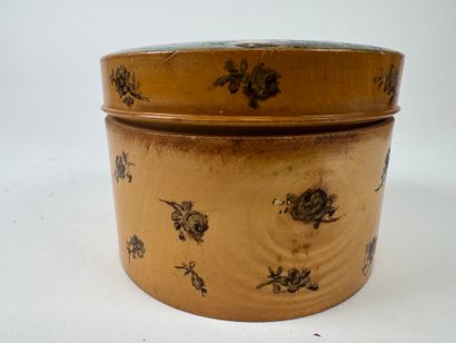Two boxes comprising :
- a circular wooden...
