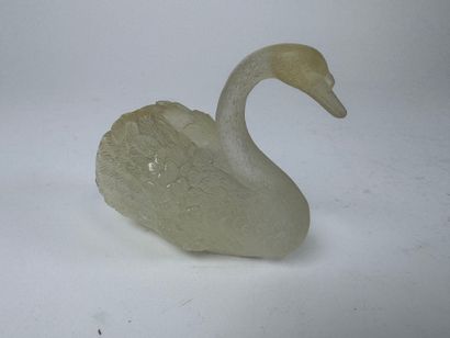 DAUM France. 6.5 x 8 x 5 cm pâte de verre...
